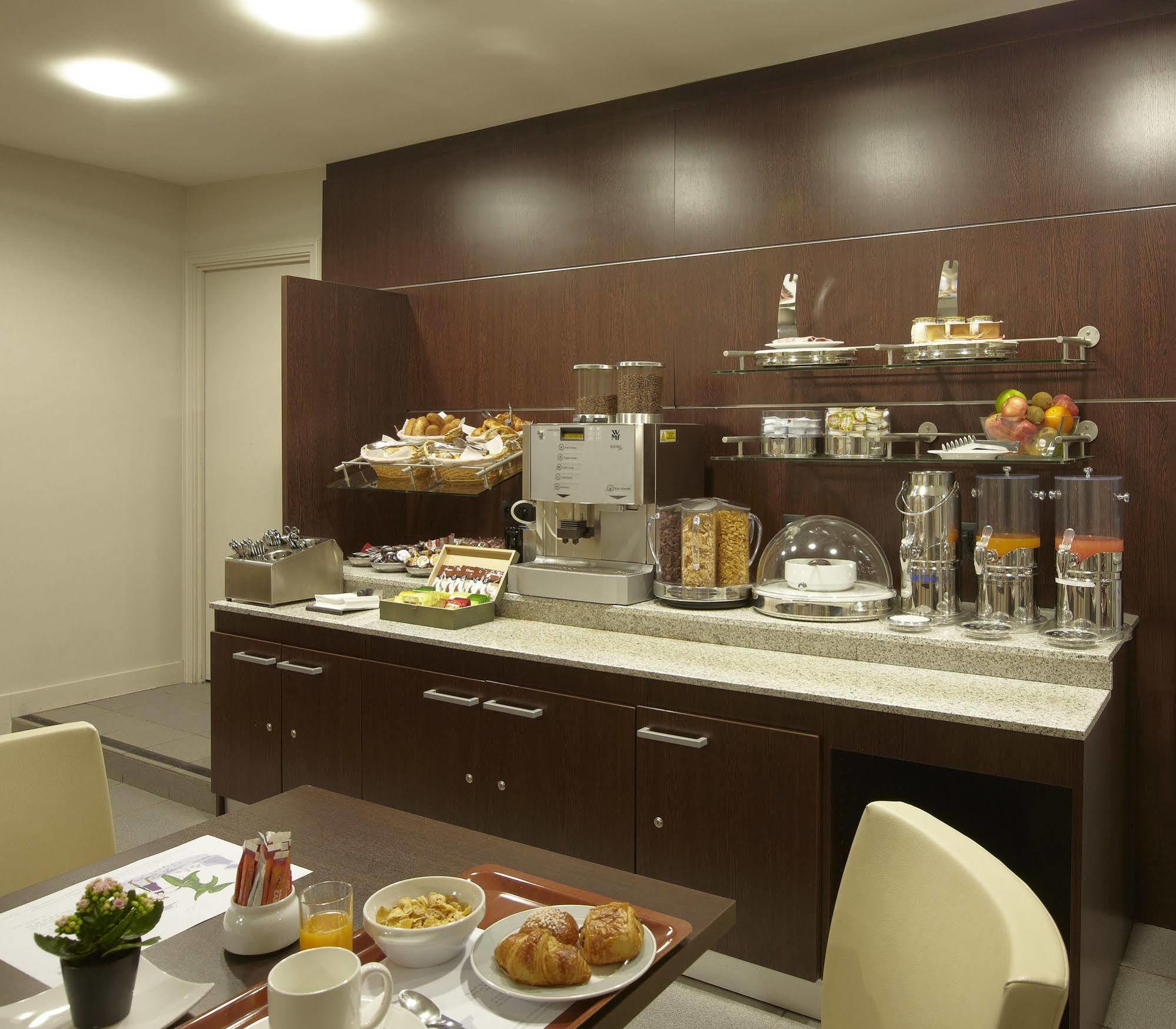 Aparthotel Citadines République 3*